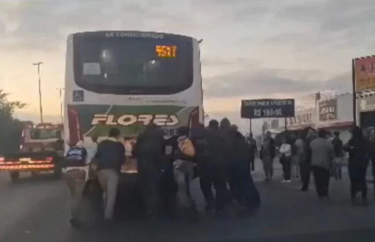 Ônibus enguiça e passageiros descem para empurrar