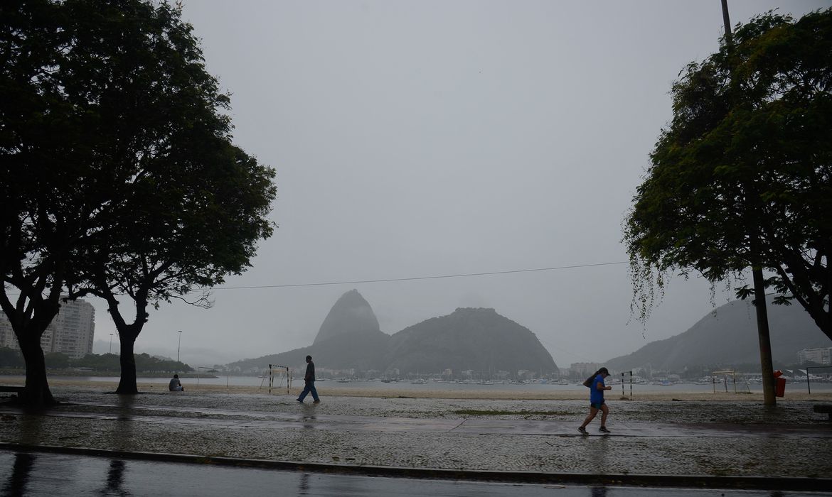 #ClimaOnbusRJ: Município do Rio de Janeiro tem previsão de dia chuvoso e céu nublado