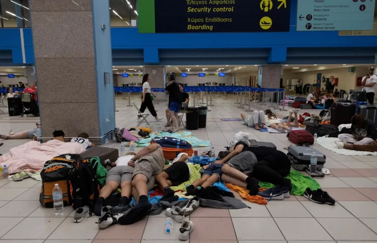 Turistas dormem em aeroporto na Grécia após incêndios na Ilha de Rhodes