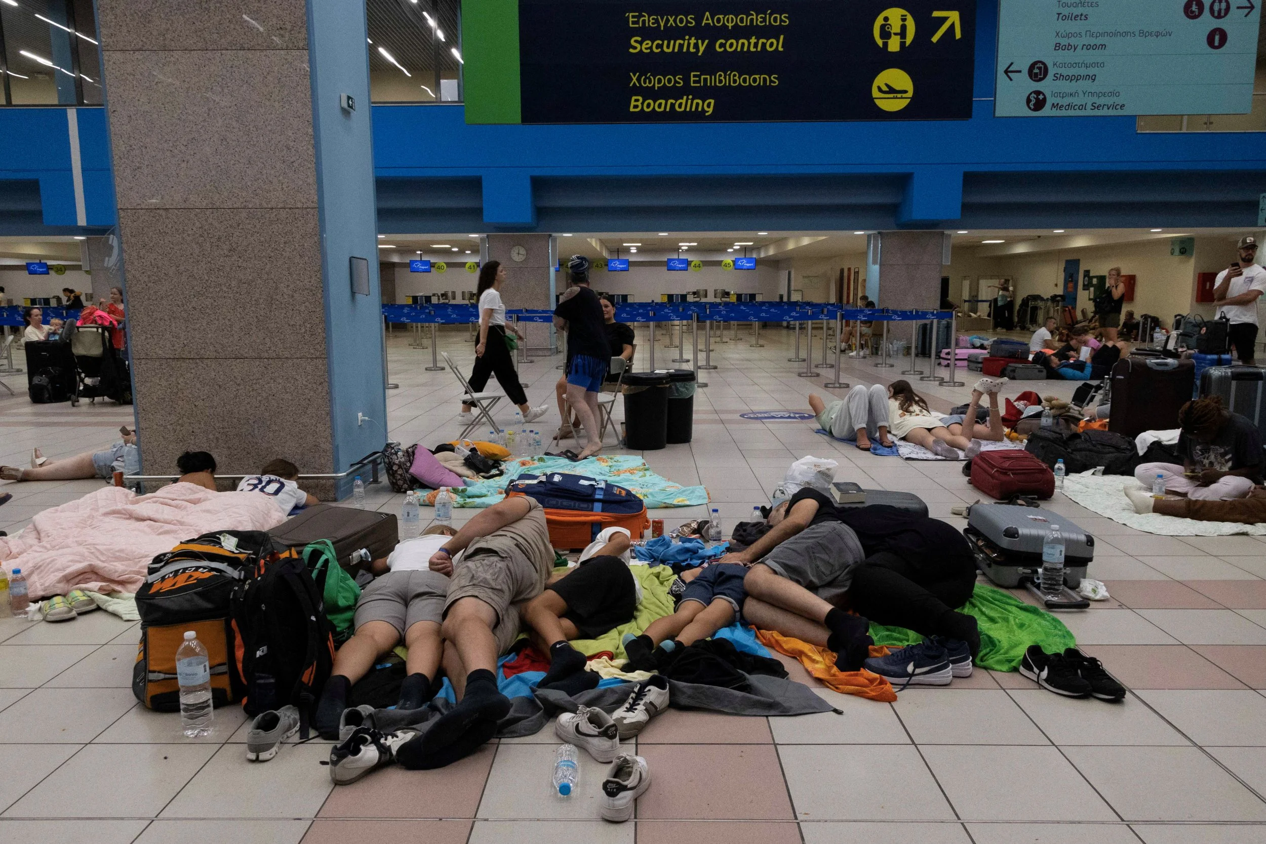 Turistas dormem em aeroporto na Grécia após incêndios na Ilha de Rhodes
