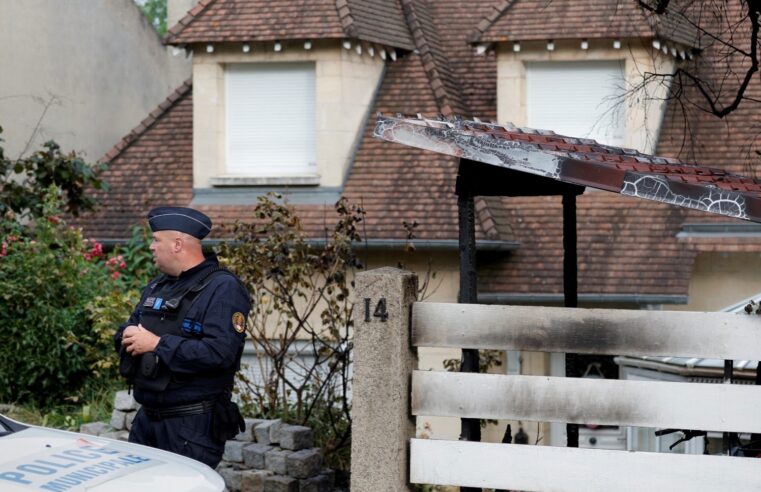 Casa de prefeito de Paris é atingida por carro que pegou fogo em noite de protestos