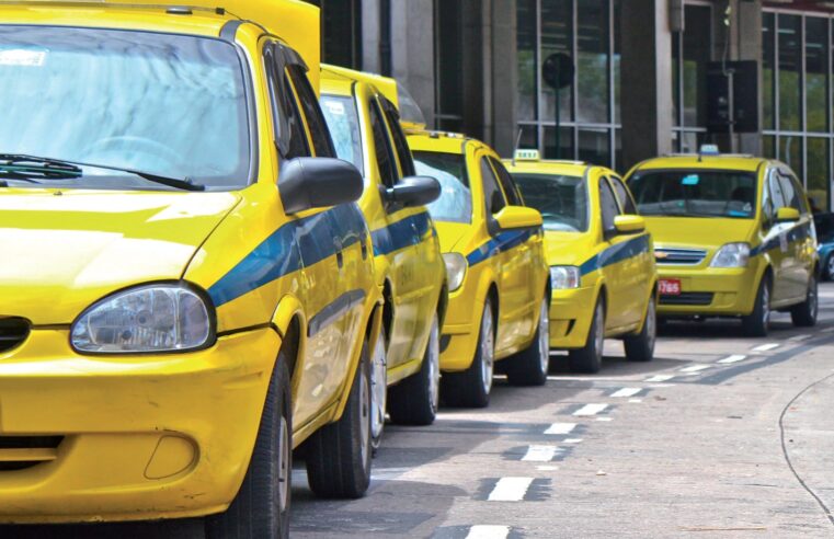 Novo sistema permite conferir se taxista está em situação regular por meio de QR Code no Estado do Rio