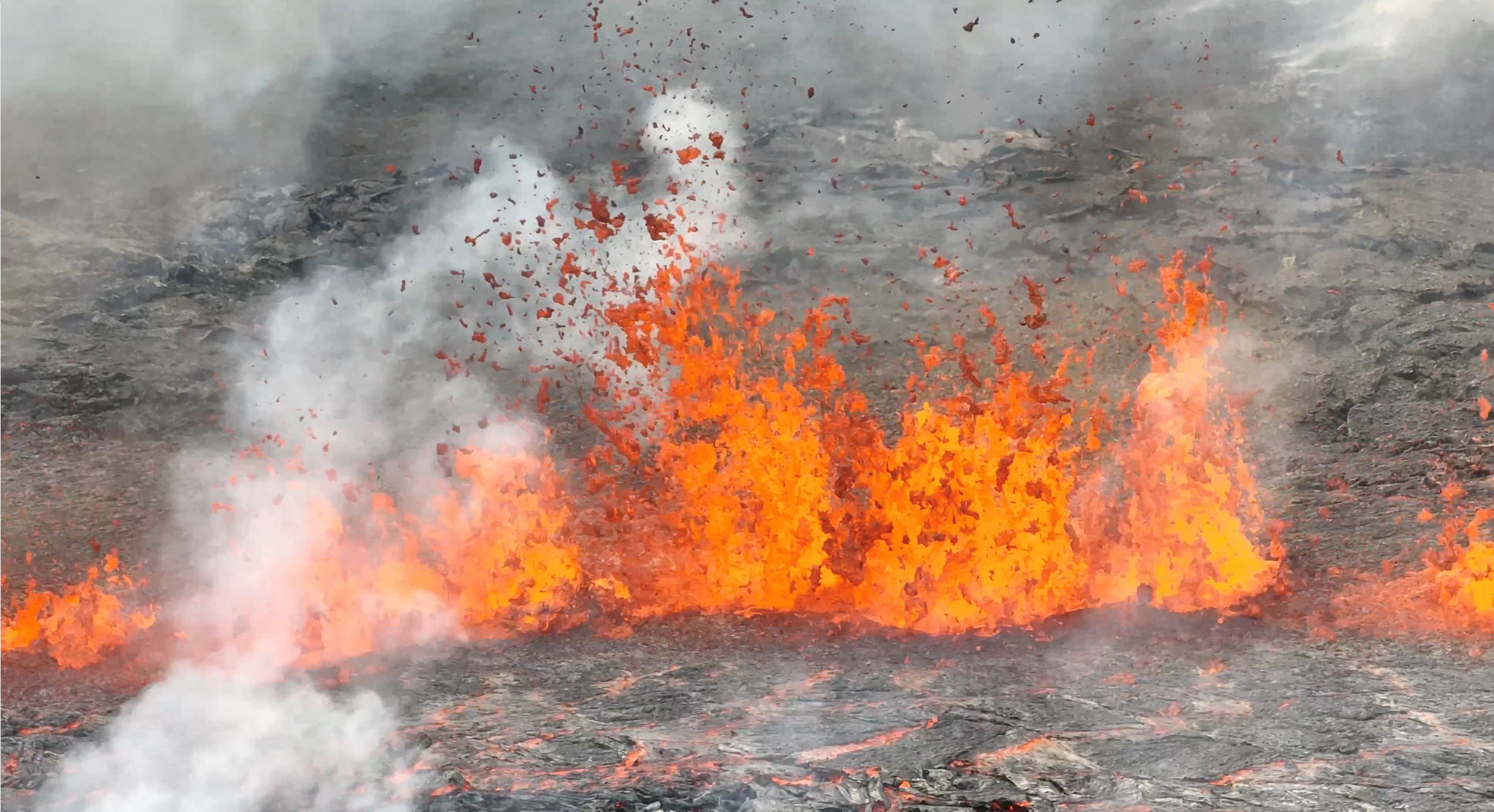 Vulcão entra em erupção na capital da Islândia e deixa gás tóxico no ar