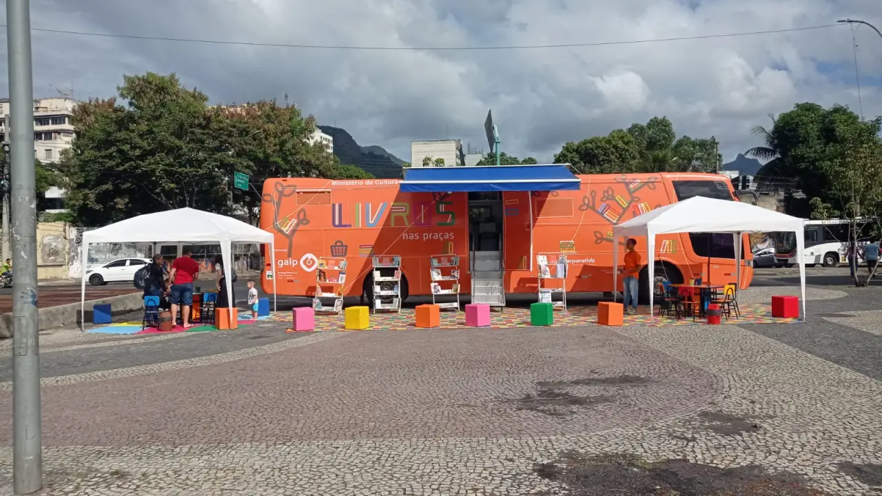 Projeto ‘Livros nas Praças’ leva biblioteca itinerante para espaços públicos nesta semana no Rio