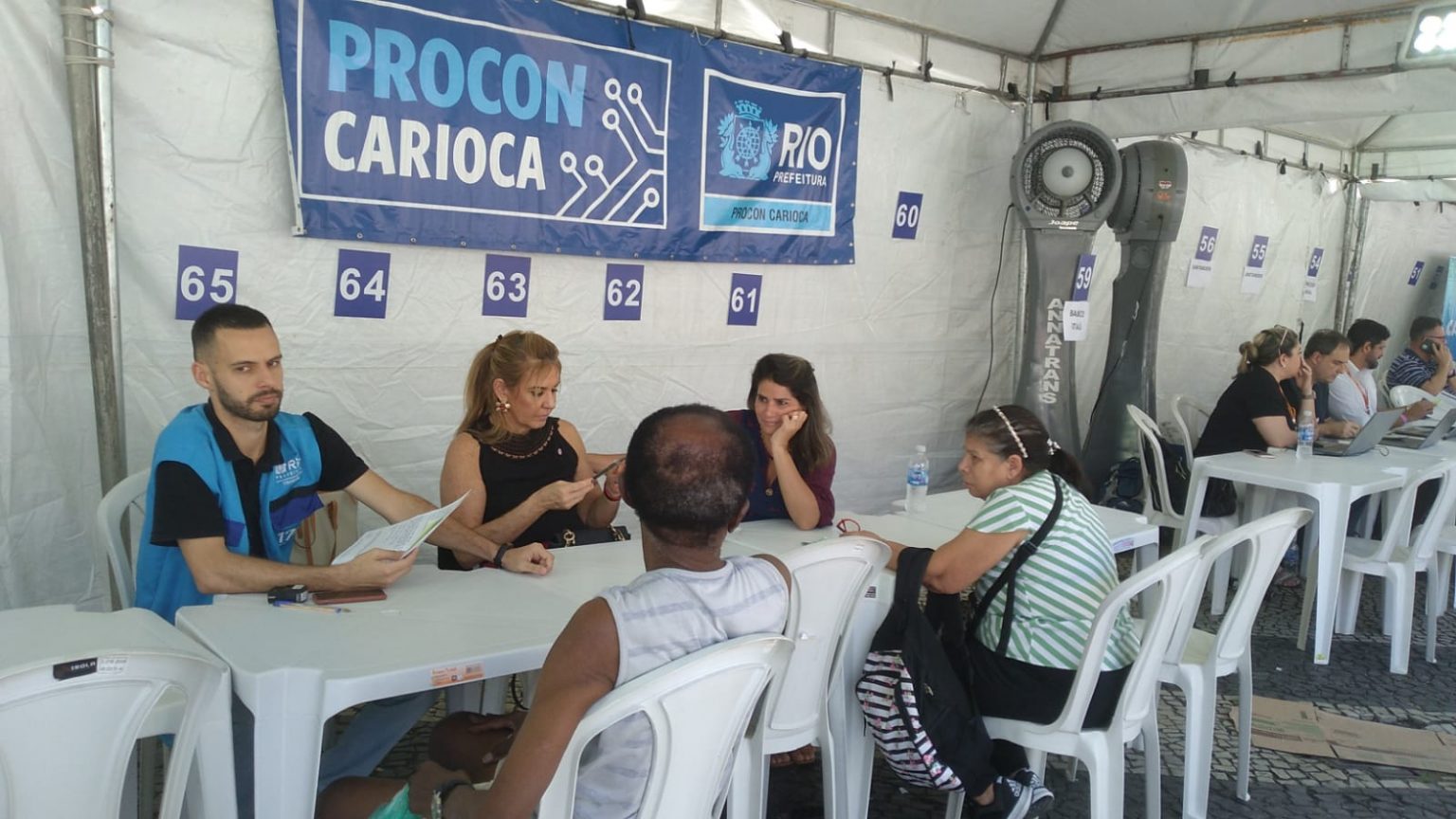 Procon Carioca promove, no centro do Rio, programa de renegociação de dívidas