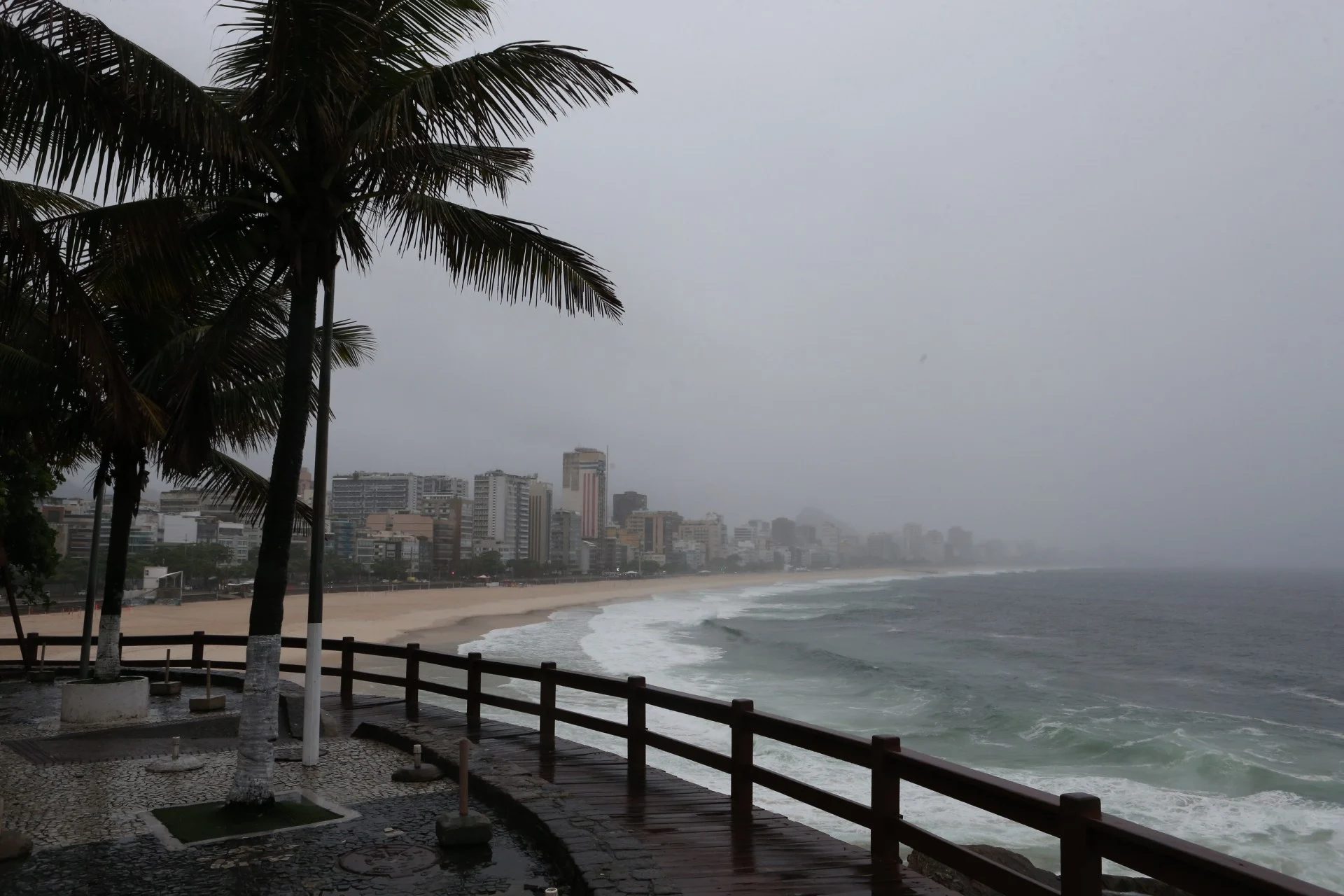 #ClimaonbusRJ: capital tem previsão de chuva e céu nublado para o fim de semana