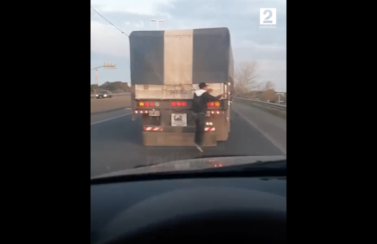 Homem derruba carga de cereais de um caminhão em movimento na Argentina