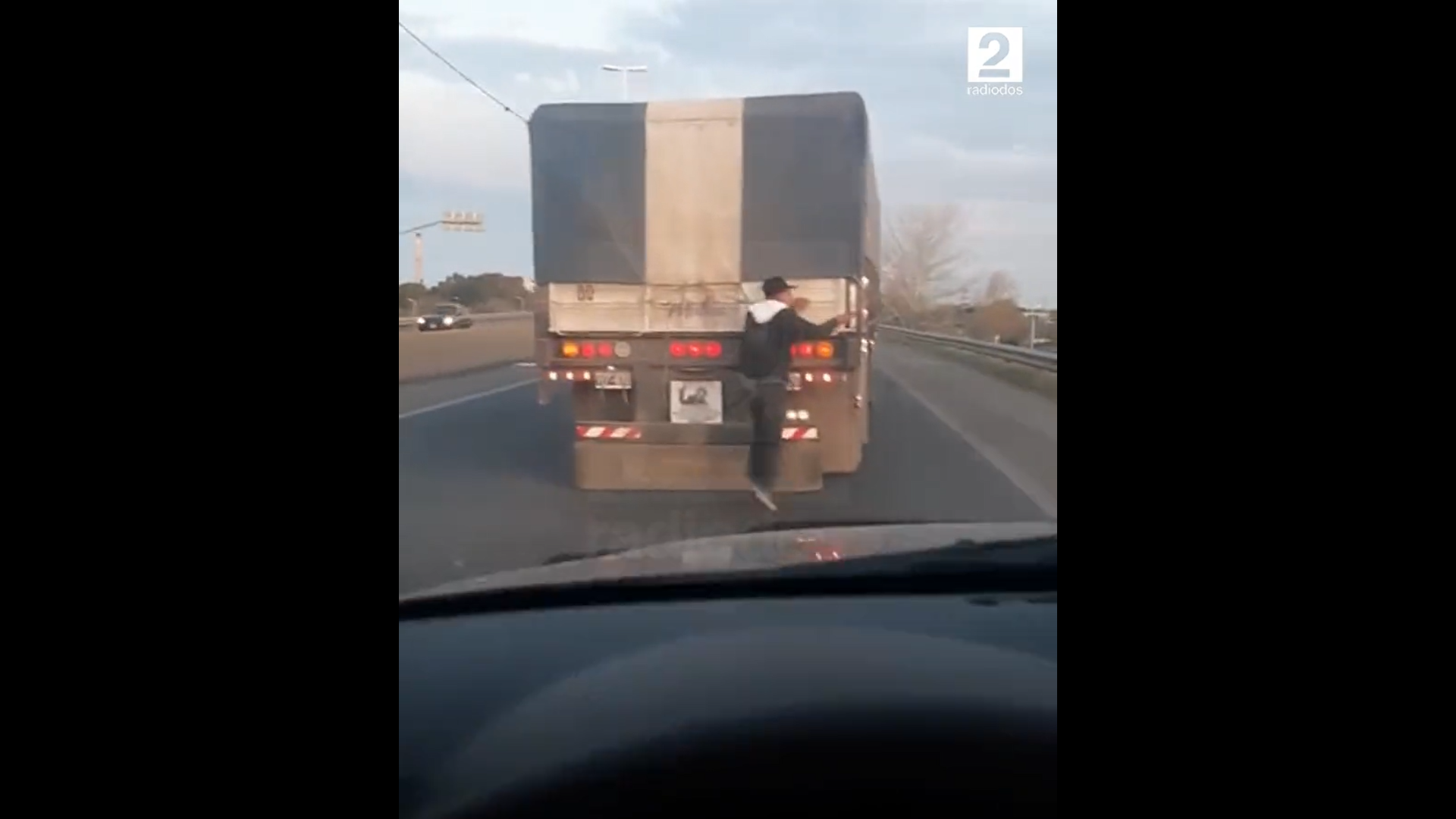 Homem derruba carga de cereais de um caminhão em movimento na Argentina