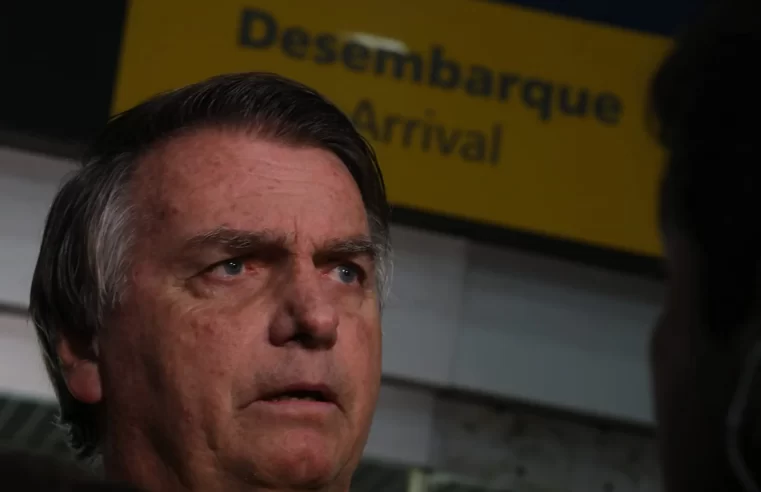 Bolsonaro é aplaudido ao chamar Lula de “jumento e “analfabeto”