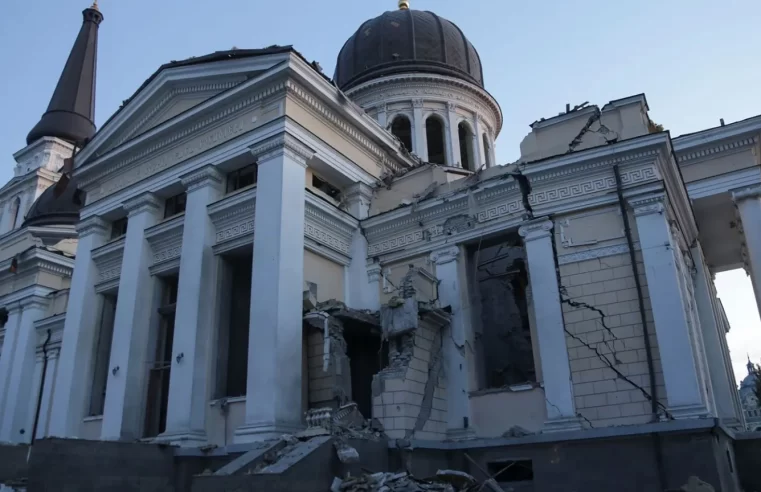 Ataques russos em Odessa, na Ucrânia, destrói a maior catedral da cidade 