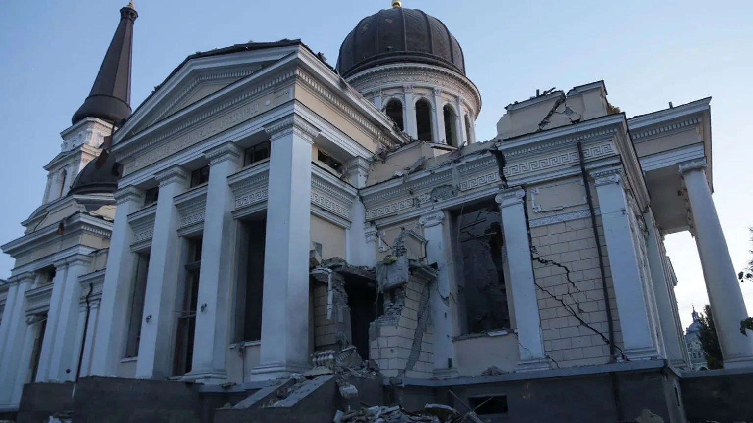 Ataques russos em Odessa, na Ucrânia, destrói a maior catedral da cidade 