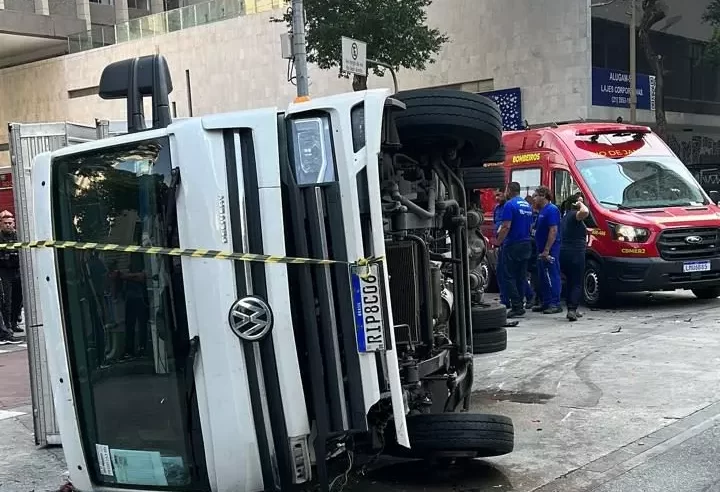 Caminhão colide com carro da Polícia Militar e tomba no Centro