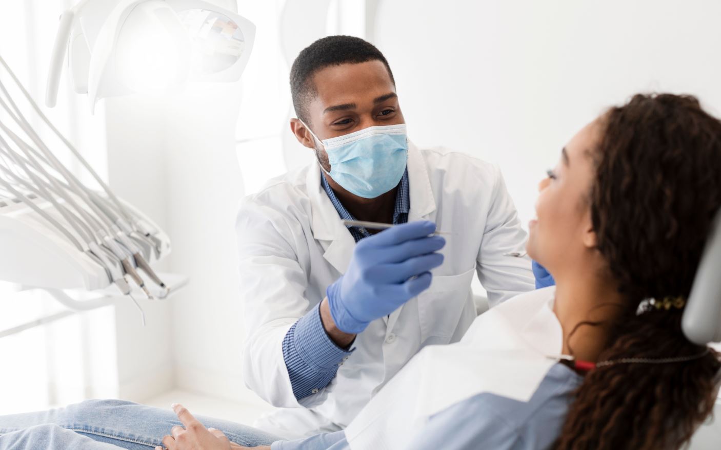 Cuidar bem dos dentes ajuda a previnir o Alzheimer