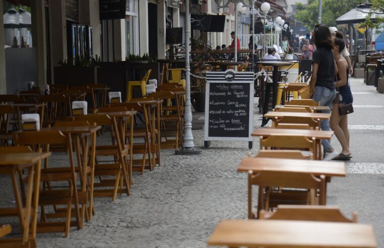 Sancionada por Eduardo Paes, lei prevê instalação de placas  sobre atendimento prioritário em restaurantes da cidade