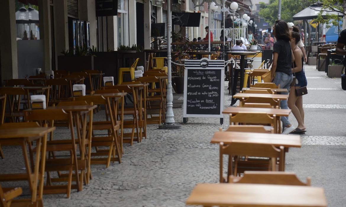 Sancionada por Eduardo Paes, lei prevê instalação de placas  sobre atendimento prioritário em restaurantes da cidade