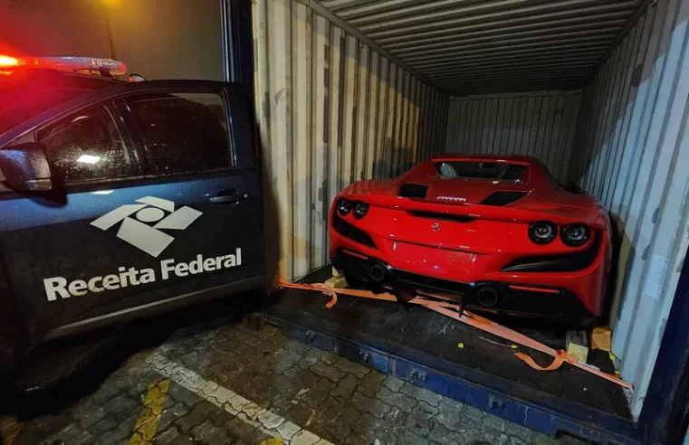 Ferrari no valor de R$5 milhões é apreendida pela Receita Federal no Porto do Rio. Dono do veículo não tinha rendimentos para adquirir um bem neste valor