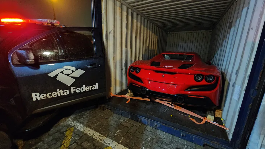 Ferrari no valor de R$5 milhões é apreendida pela Receita Federal no Porto do Rio. Dono do veículo não tinha rendimentos para adquirir um bem neste valor