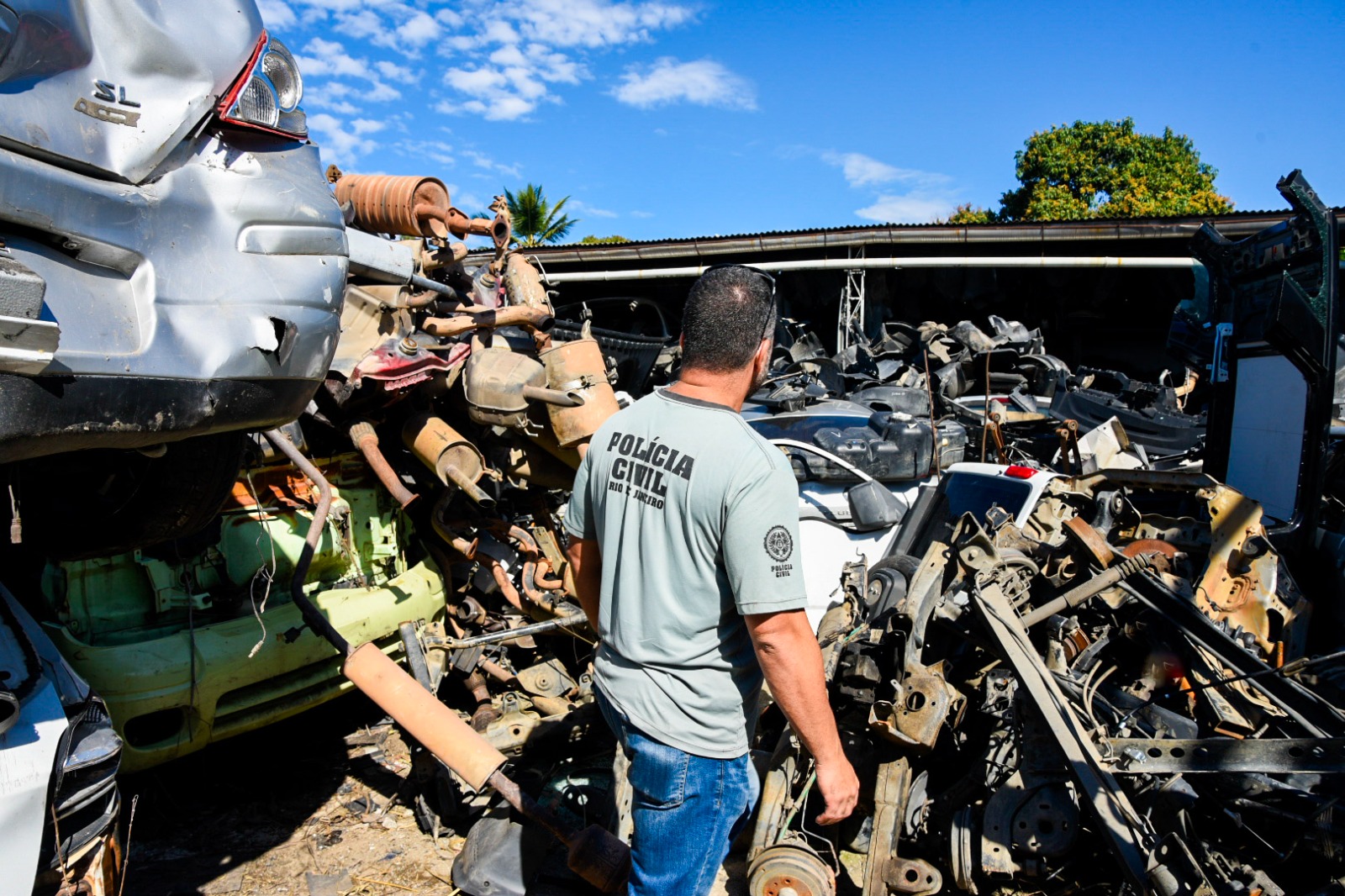 Governo estadual combate desmonte ilegal de veículos em Itaboraí