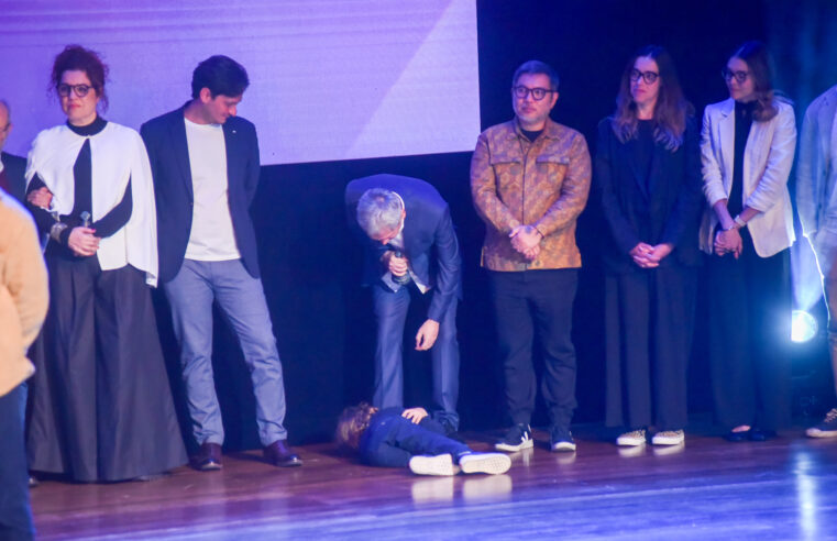 Filho de Serginho Groisman invade palco e fica ao lado do pai no Prêmio APCA