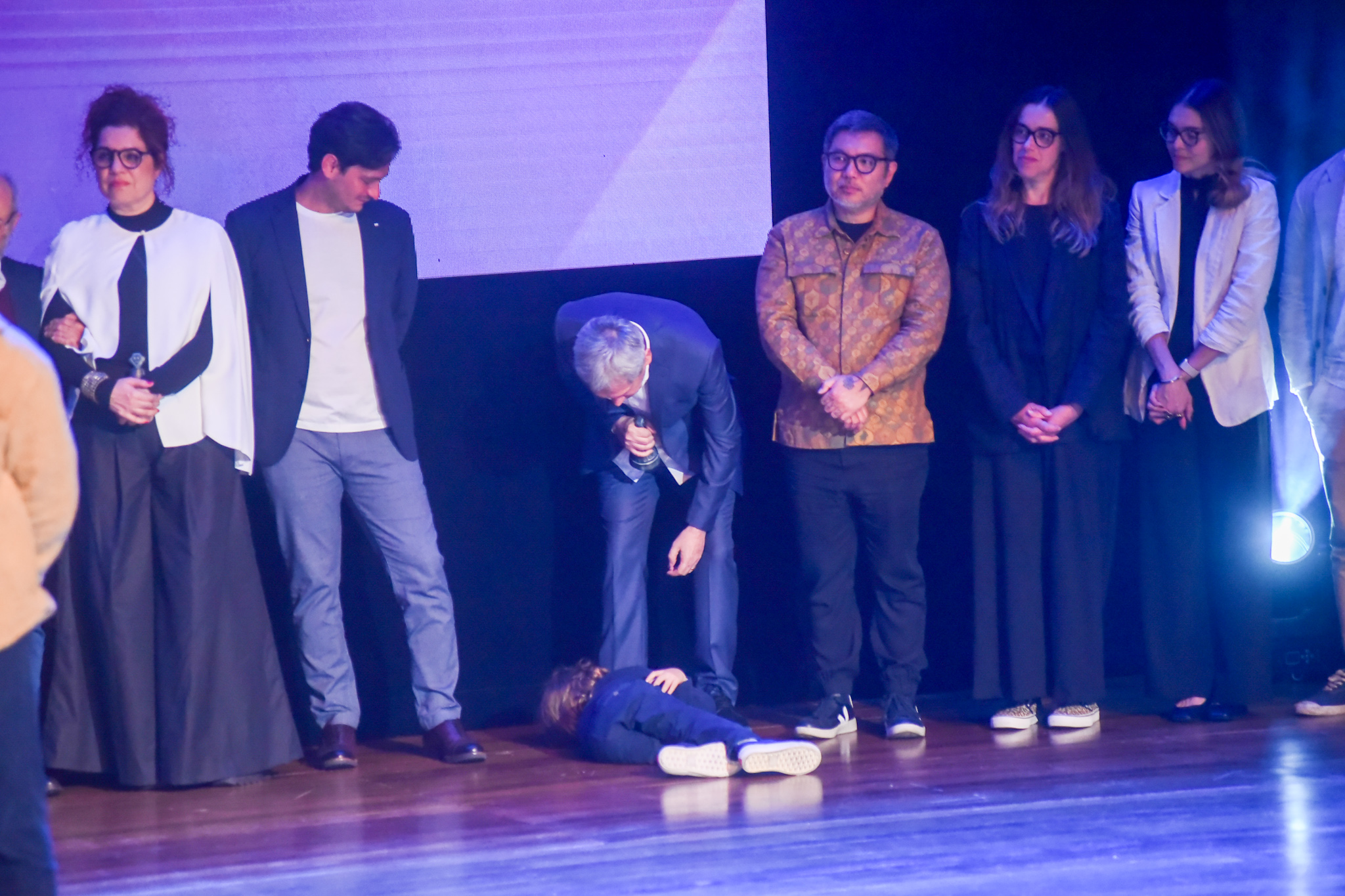 Filho de Serginho Groisman invade palco e fica ao lado do pai no Prêmio APCA