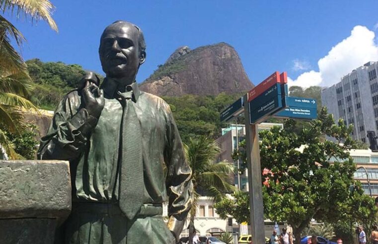 A estátua do jornalista Zózimo Barroso do Amaral voltou à Praia do Leblon