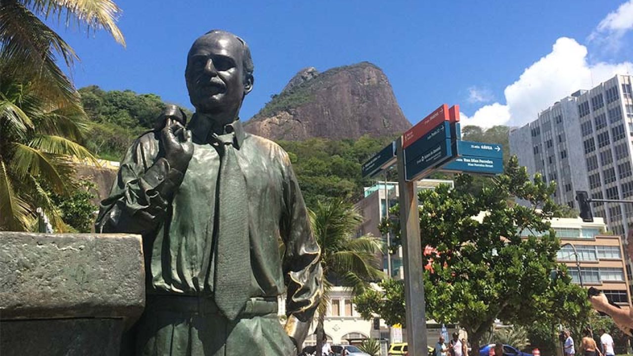 A estátua do jornalista Zózimo Barroso do Amaral voltou à Praia do Leblon