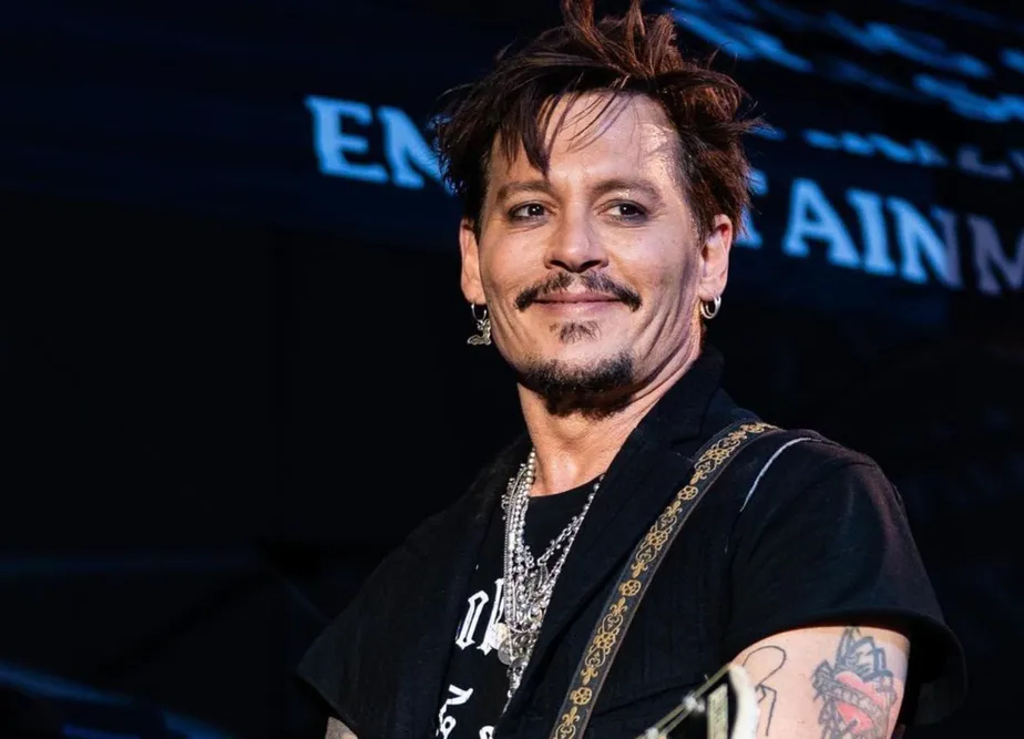 Johnny Depp é encontrado inconsciente e banda é obrigada a cancelar shows