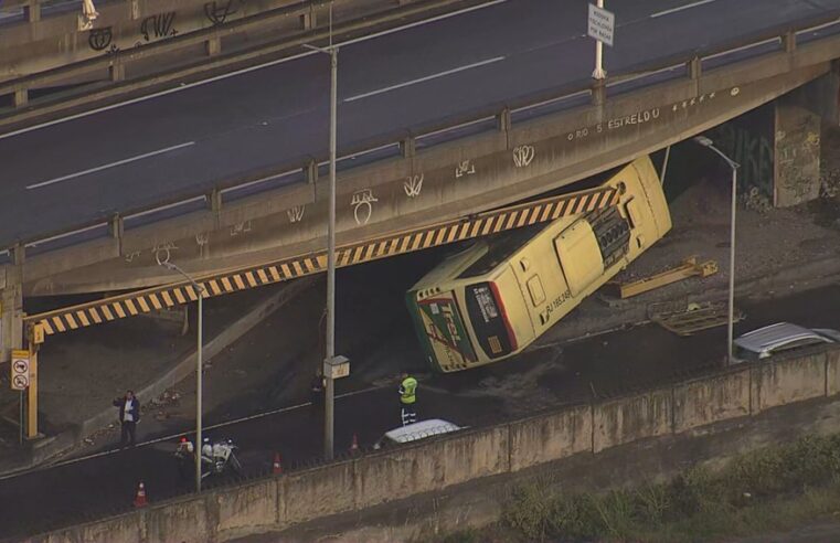 Acidente envolvendo um ônibus, no viaduto do Gasômetro, causou lentidão no trânsito nesta manhã