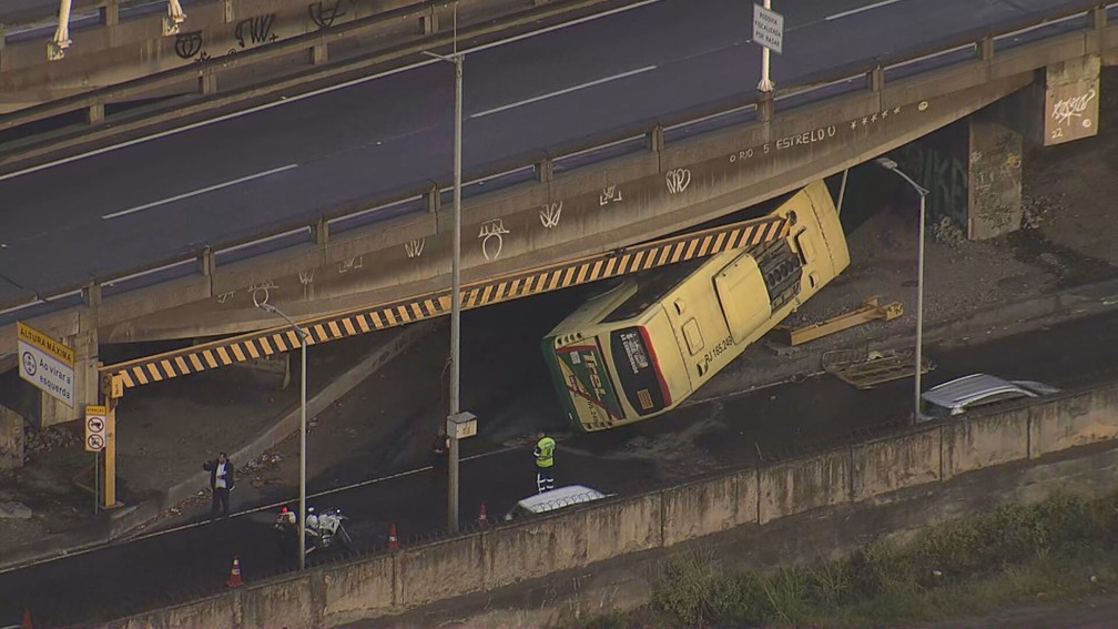 Acidente envolvendo um ônibus, no viaduto do Gasômetro, causou lentidão no trânsito nesta manhã