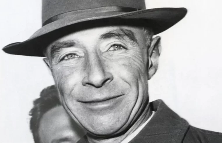 Cientista Robert Oppenheimer foi o criador da bomba atômica