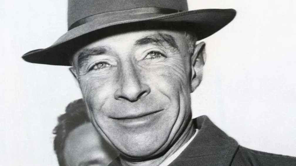 Cientista Robert Oppenheimer foi o criador da bomba atômica