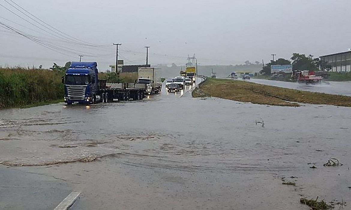 Governo de Pernambuco decreta situação de emergência em 12 cidades, após fortes chuvas