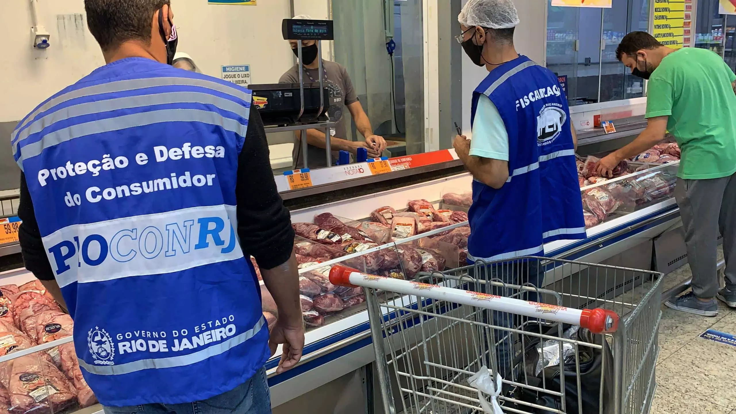 Ação realizada pelo Procon em 12 supermercados do Rio encontra mais de 200 kg de alimentos impróprios para consumo