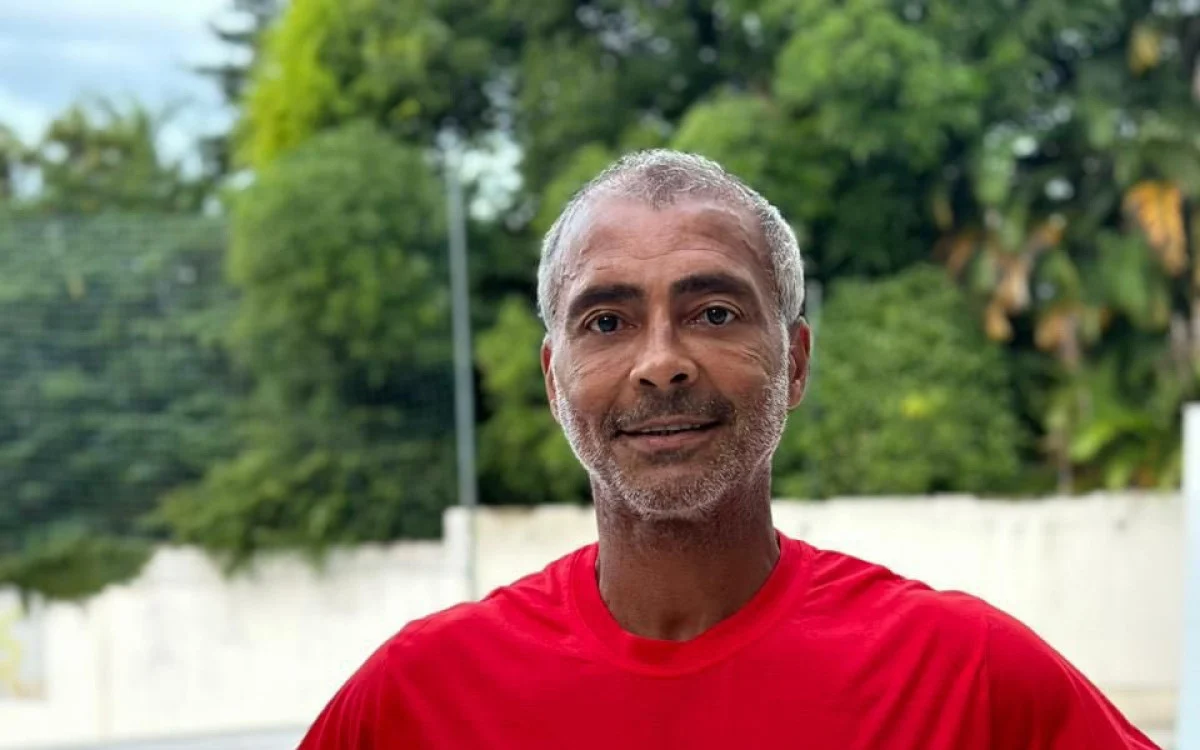 Romário é internado no Rio após infecção intestinal. O baixinho está estável e passará por bateria de exames