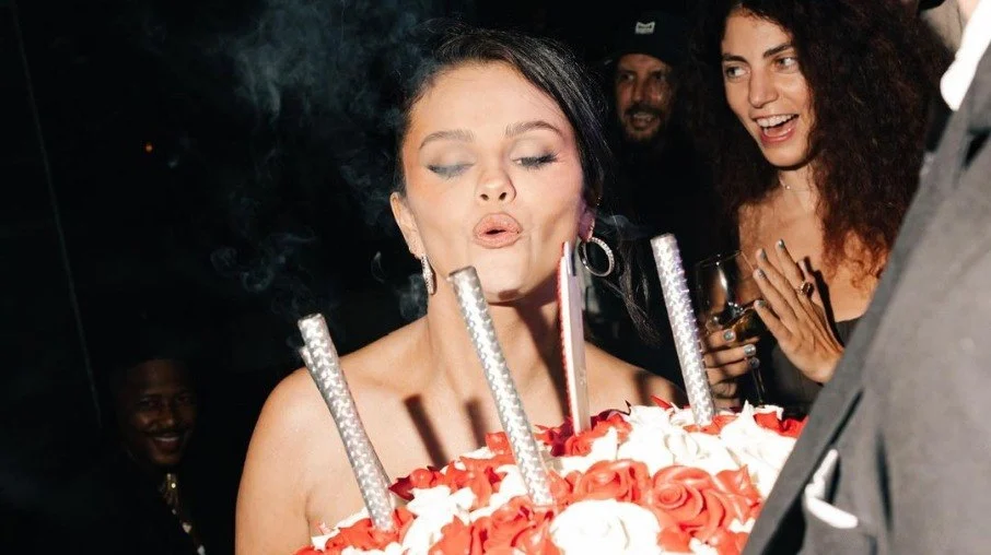 Selena Gomez comemora seus 31 anos com grande festa