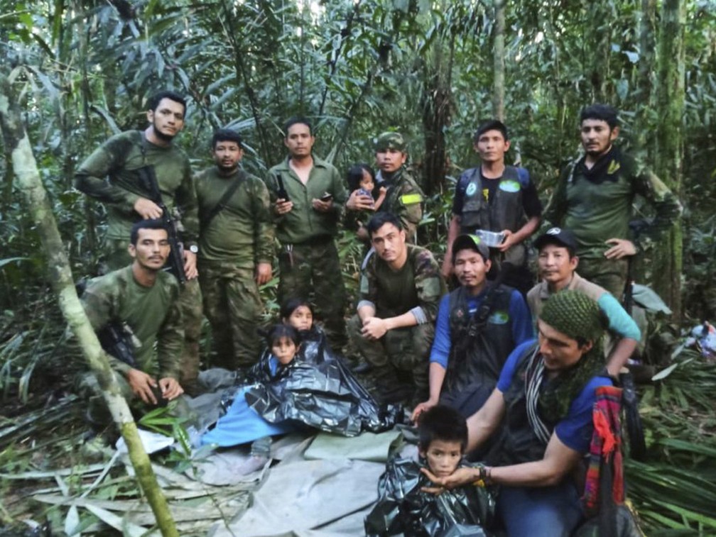 A história dos quatro irmãos que sobreviveram 40 dias na selva colombiana, após queda de avião, vai virar filme. 13 produtoras estão interessadas