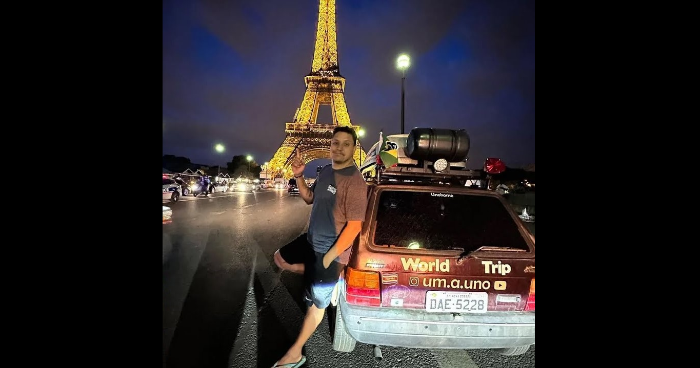 Brasileiro chega a Torre Eiffel com um Fiat Uno