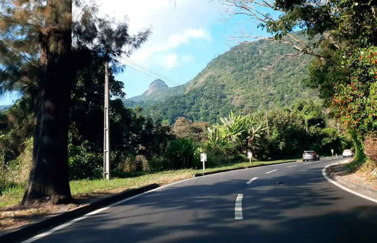 Subida da serra de Petrópolis é interditada após desprendimento de rocha