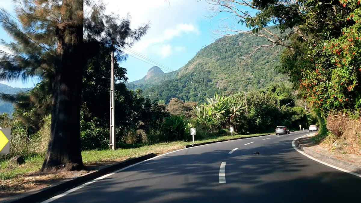 Subida da serra de Petrópolis é interditada após desprendimento de rocha