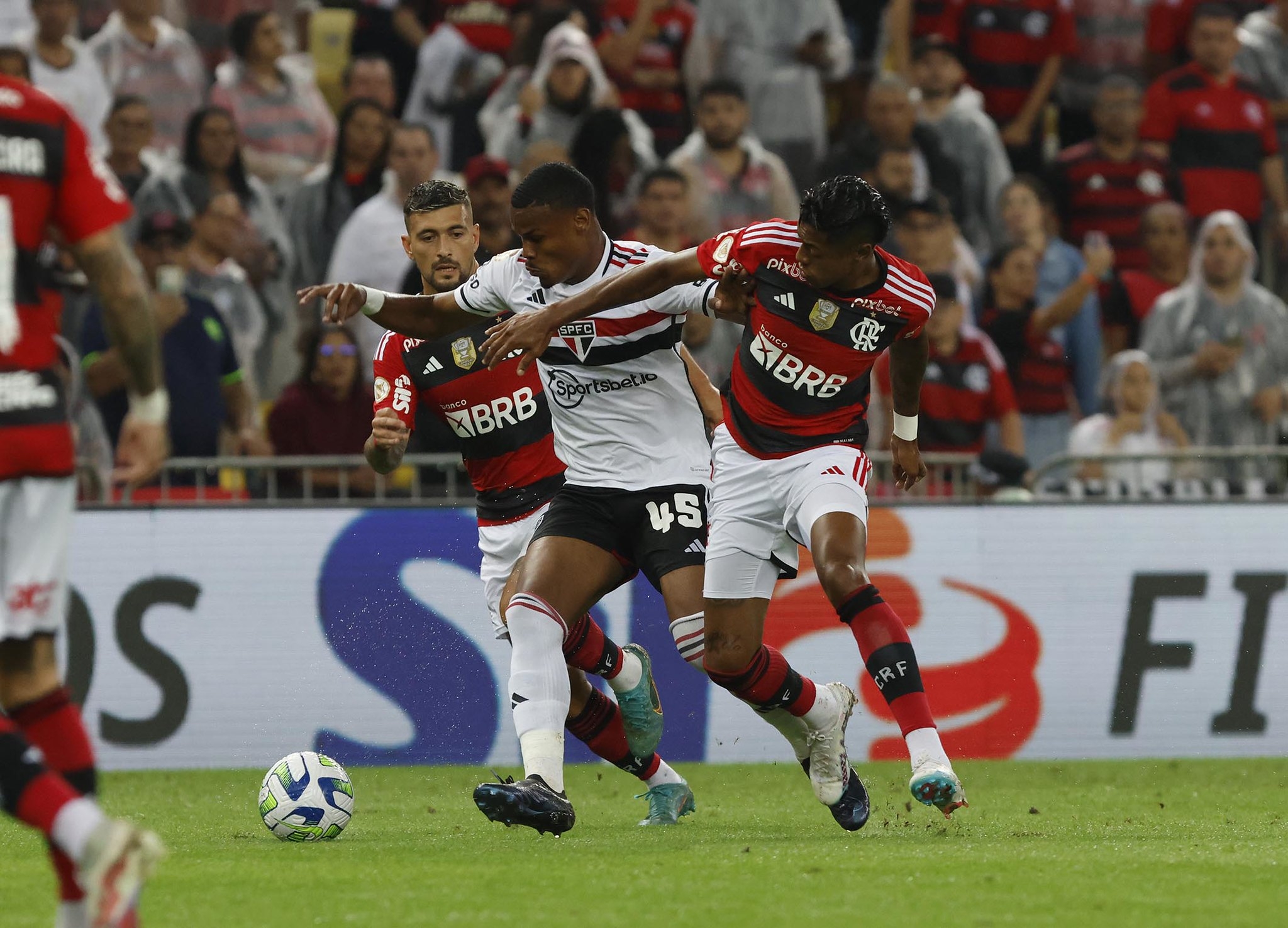 #Brasileirão: Flamengo empata em 1 a 1 com o São Paulo e cai pra 3°