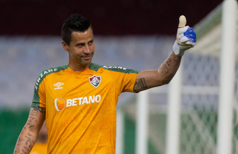 Fluminense renova com o goleiro Fábio até 2025