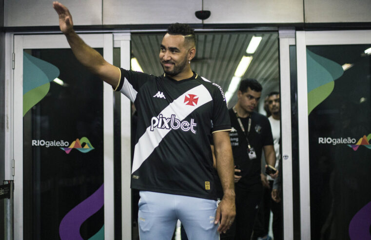 Payet é recepcionado por cinco mil torcedores do Vasco no Galeão