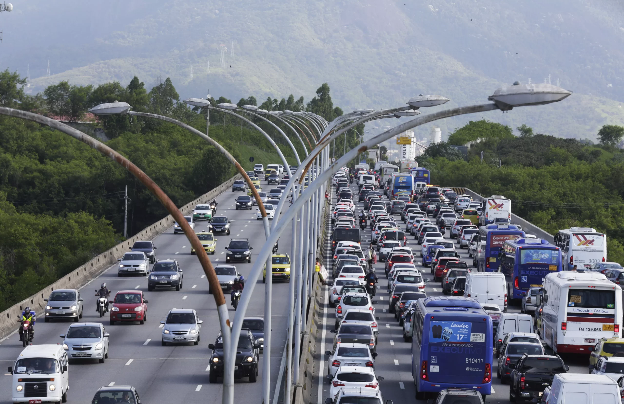 Governador do RJ anuncia construção de muro na Linha Vermelha