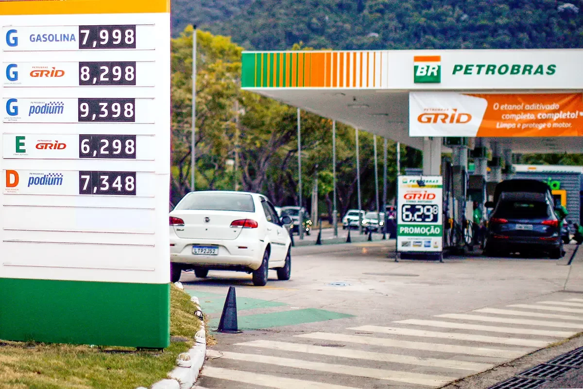 Petrobras anuncia aumento de R$0,41 no preço da gasolina e de R$0,78 no diesel