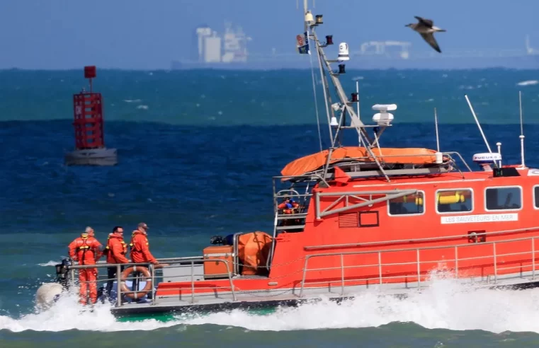 Barco com migrantes vira no Canal da Mancha e mata  6 pessoas