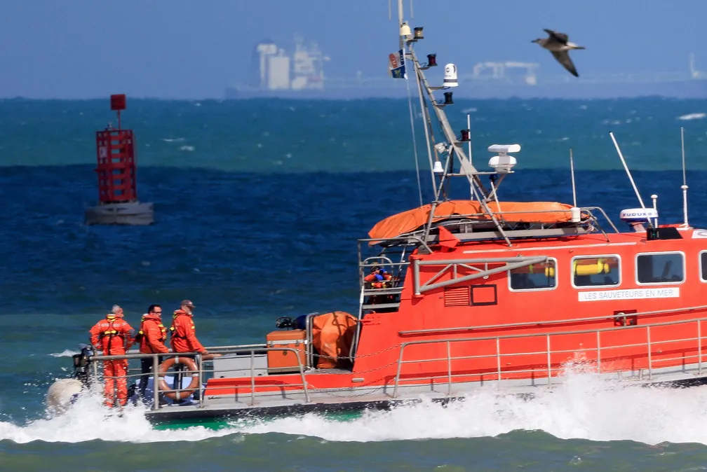 Barco com migrantes vira no Canal da Mancha e mata  6 pessoas