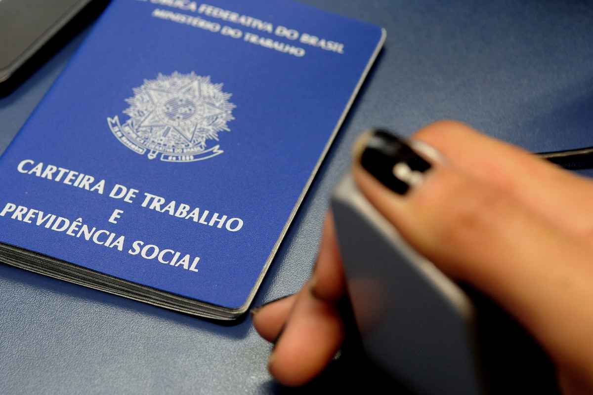 Taxa de desemprego cai para 6,9% com novo recorde no número de pessoas empregadas no país