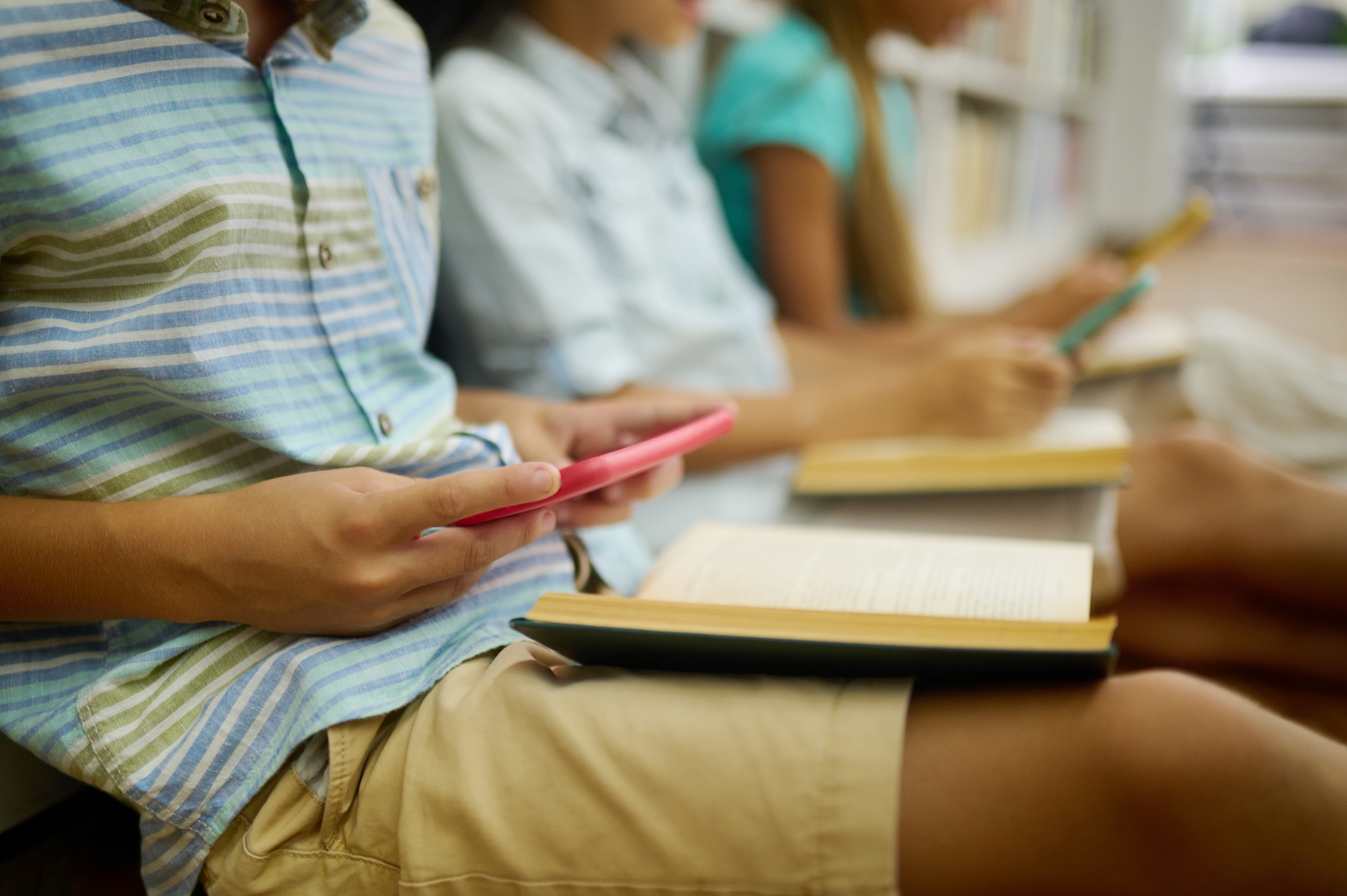 Prefeitura do Rio de Janeiro proíbe uso de celulares nas escolas municipais