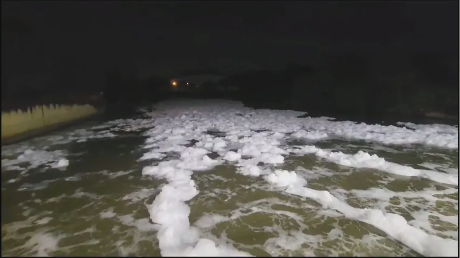 Espuma é encontrada no Guandu e 13 milhões de pessoas podem ficar sem água