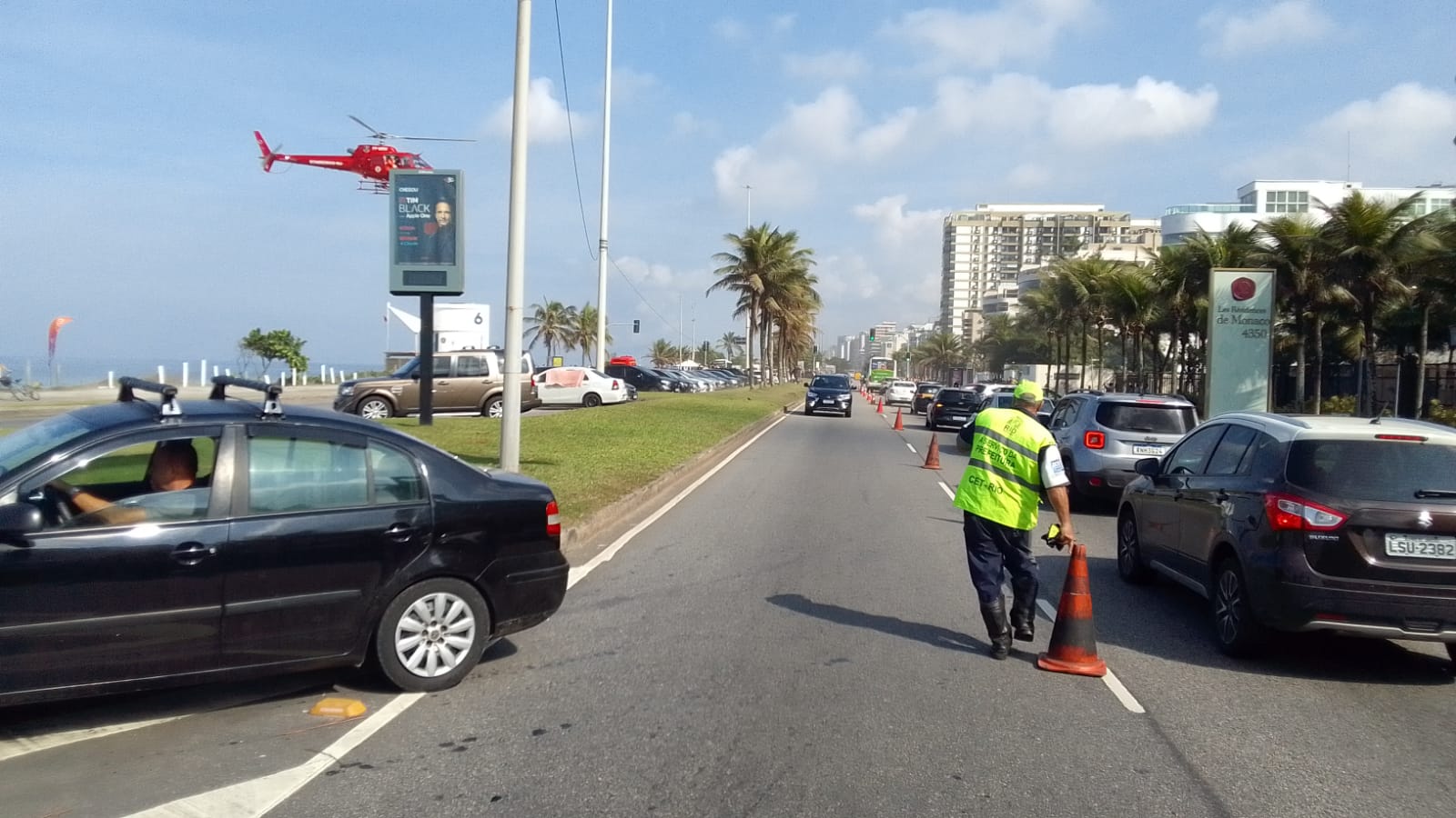 Atropelamento na Avenida Lúcio Costa gerou congestionamento na Zona Oeste do Rio